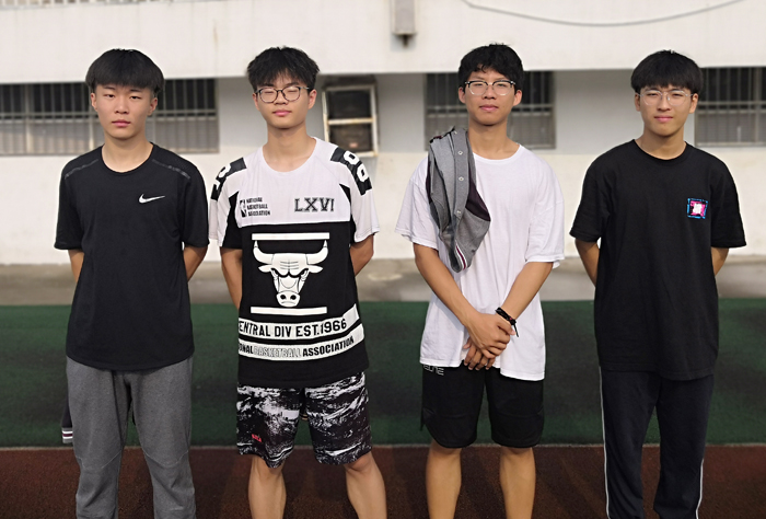 4X100米.jpg 4X100米.jpg